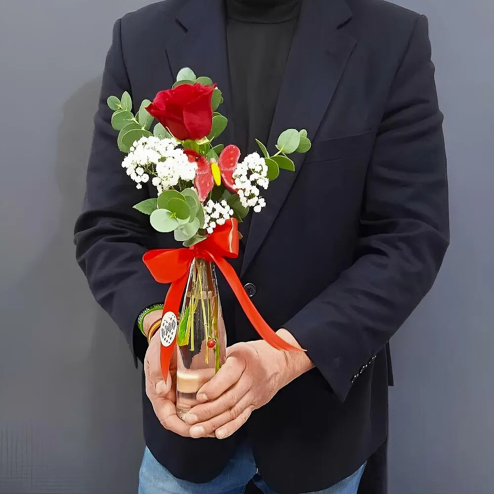 Rosa única con jarrón