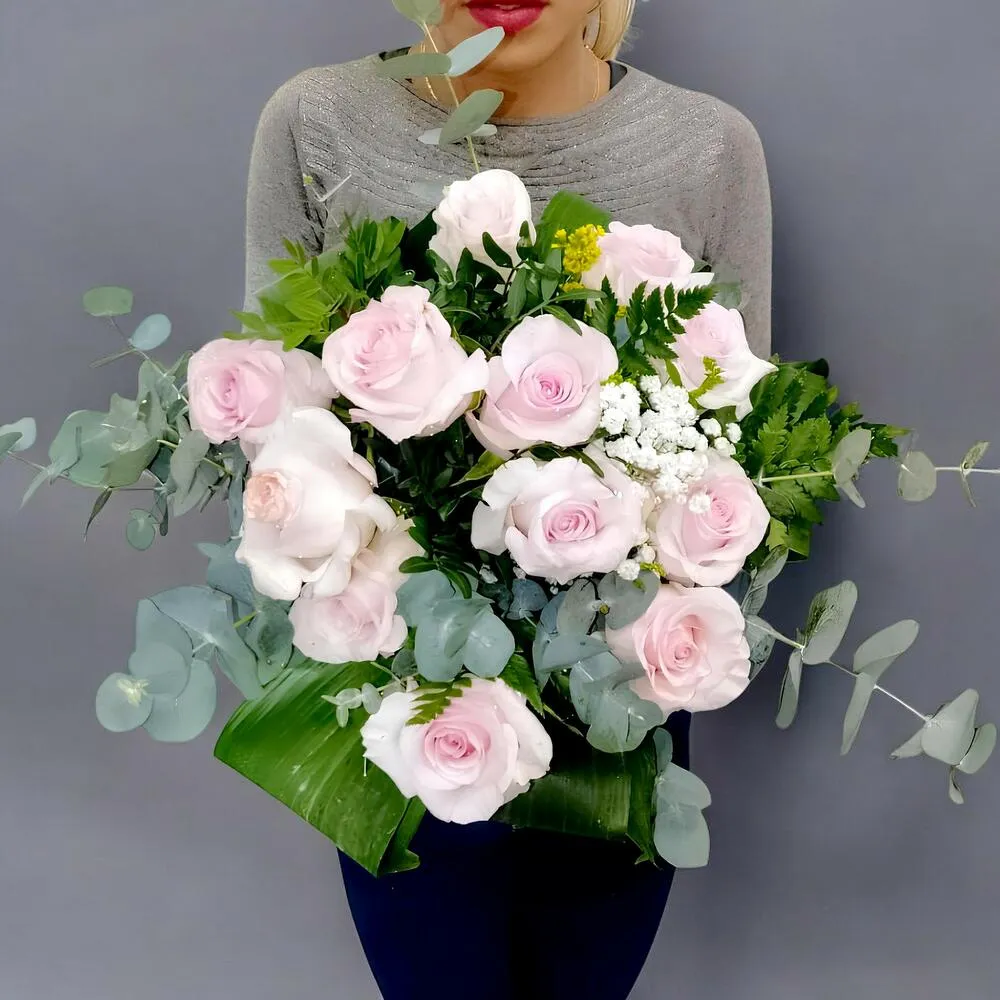 Ramo de rosas y eucalipto